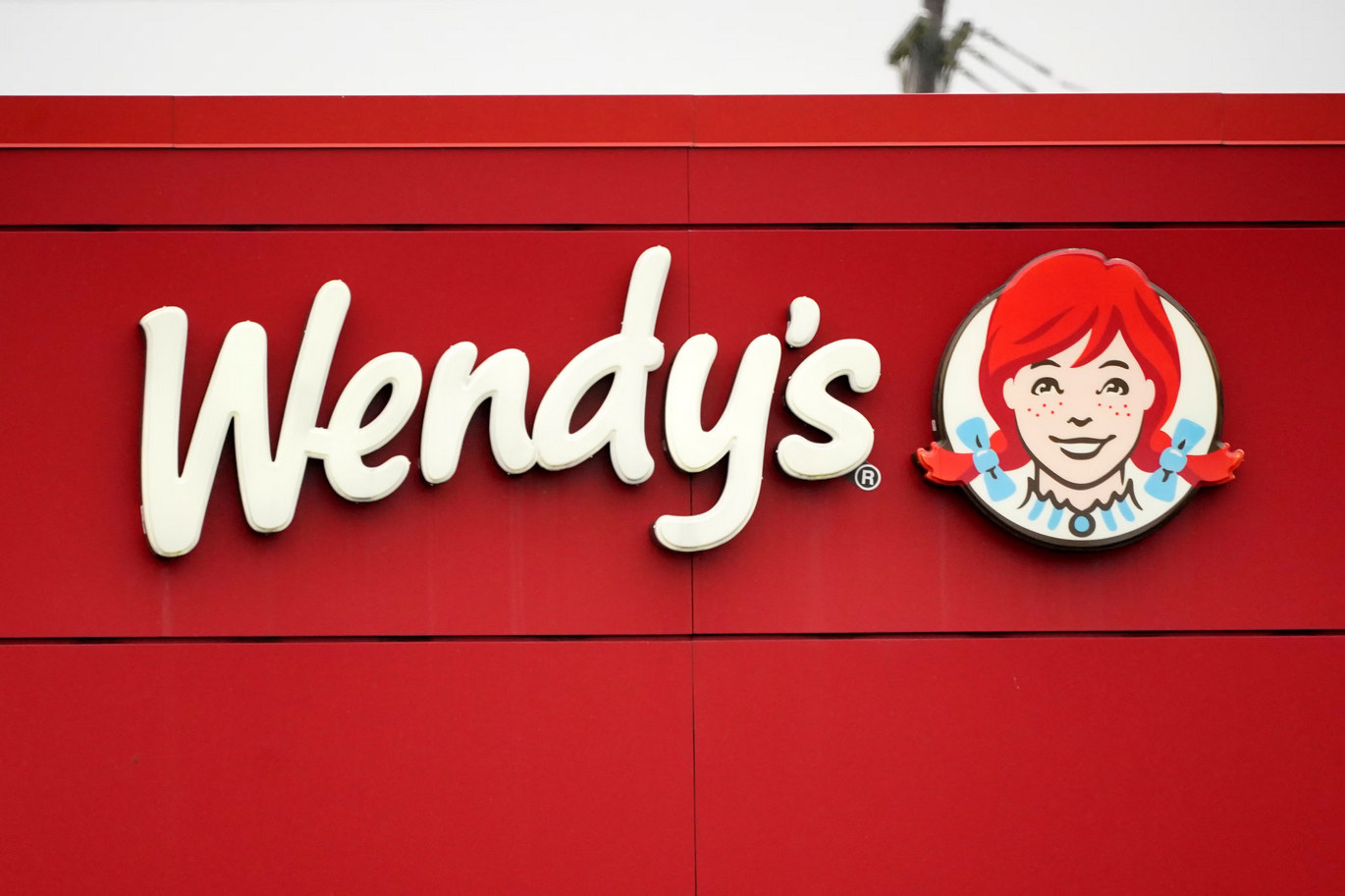 Wendy’s says it has no plans to raise prices during the busiest times at its restaurants